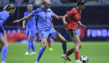 Kika Nazareth (R) schermt de bal af voor Ella Peddemors