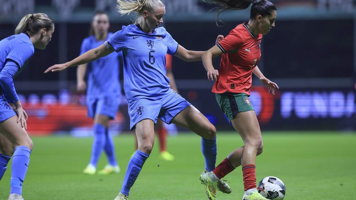 Kika Nazareth (R) schermt de bal af voor Ella Peddemors