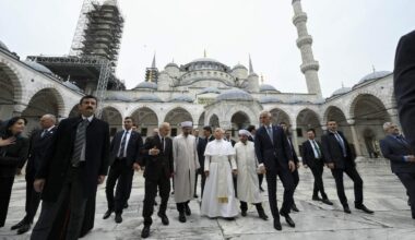 Paus Leo heeft tijdens een bezoek aan Turkije de beroemde Blauwe Moskee bezocht in Istanbul.