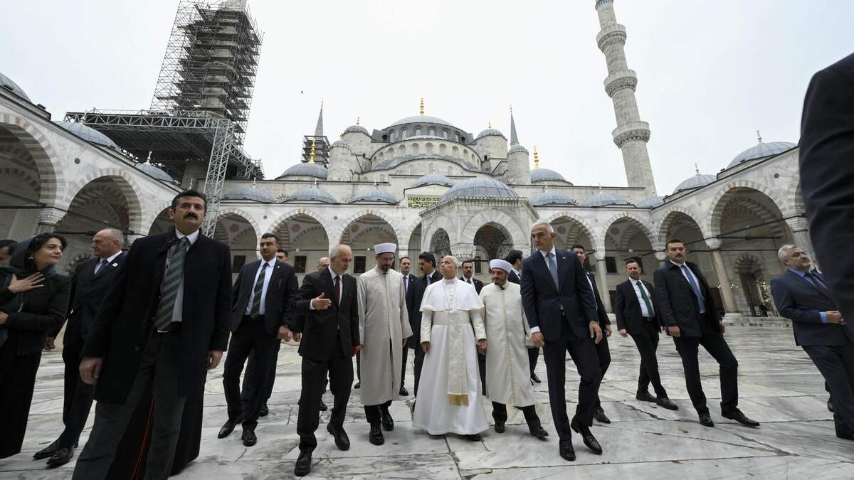 Paus Leo heeft tijdens een bezoek aan Turkije de beroemde Blauwe Moskee bezocht in Istanbul.