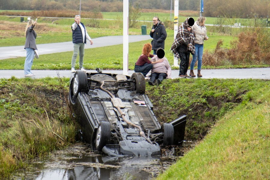 Auto op zijn kop in sloot bij Kandelaarweg