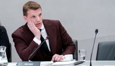 Minister roept crisisteam bijeen vanwege situatie sinterklaasliedjes Monique Smit