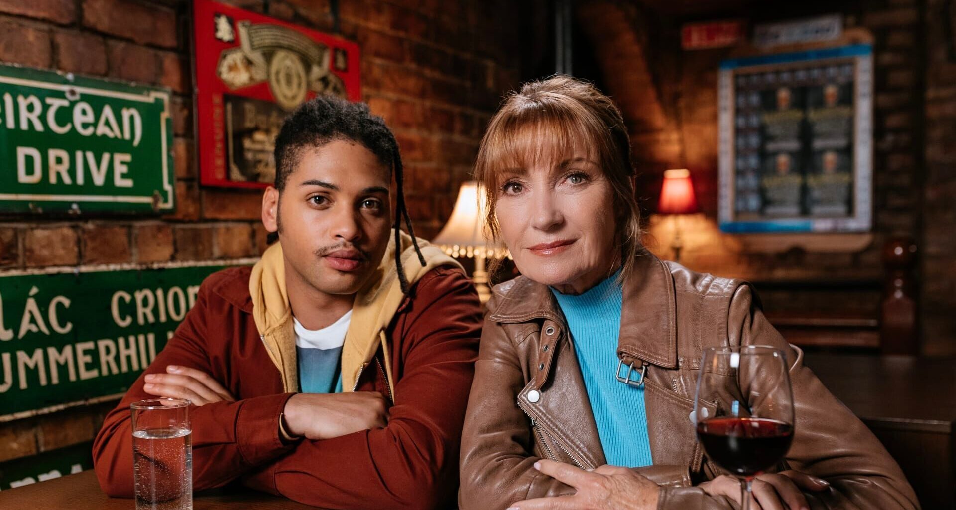 Je ziet het nieuwste seizoen van de luchtige misdaadserie Harry Wild bij BBC NL