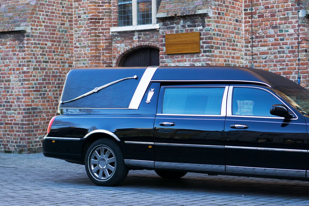 Geflitst met 146 km/u achter het stuur van een lijkwagen: verkeerscontrole loopt uit op ramp