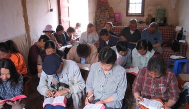 Chinese mensen lezen uit hun Bijbel.