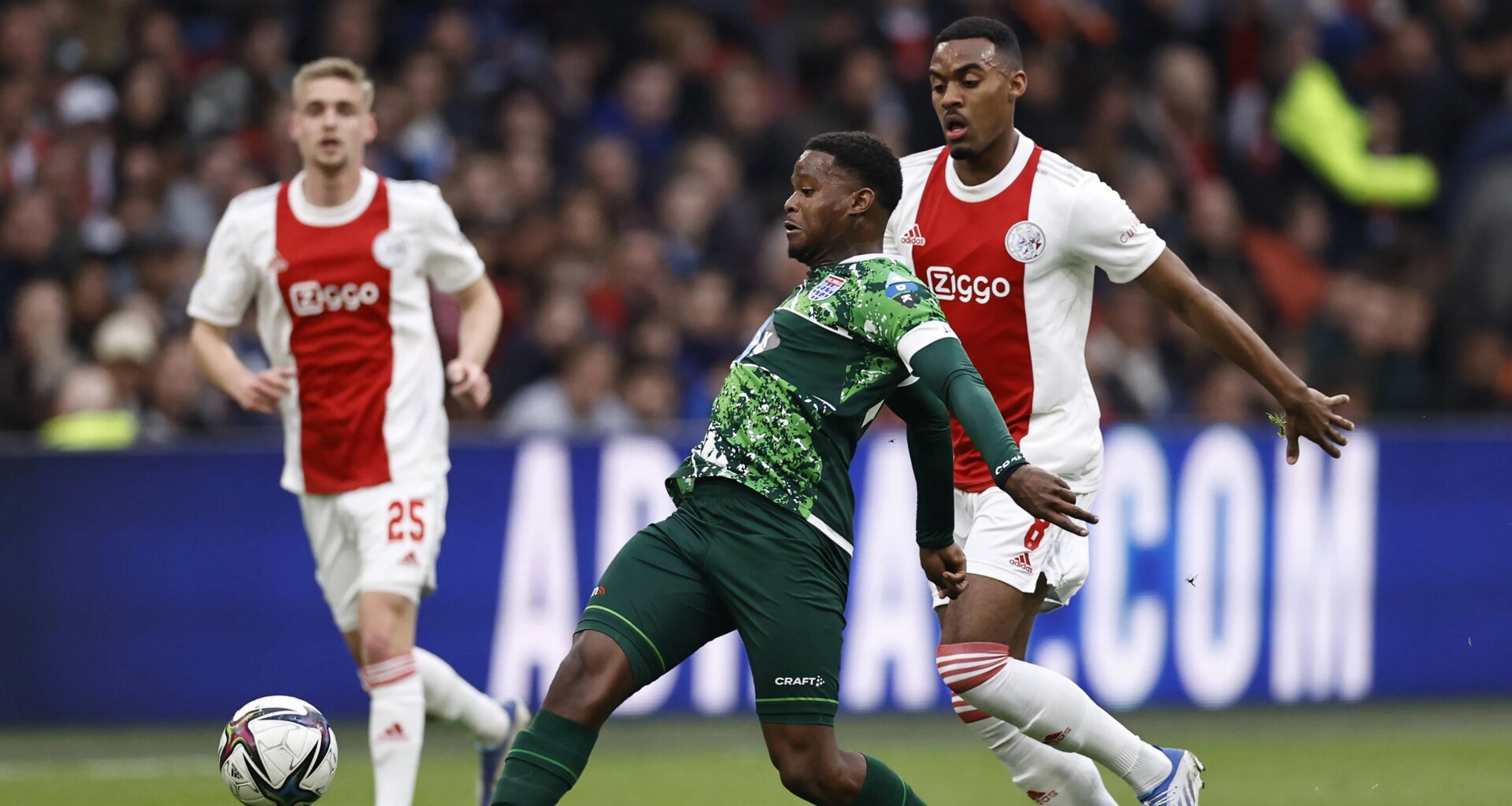 Moeder van oud-toptalent Ajax barst in tranen uit: 'Hij is verslaafd en zit in Thaise afkickkliniek'