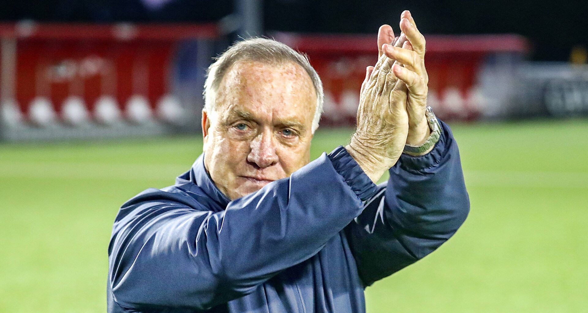 Dick Advocaat vertrekt vlak voor cruciale wedstrijd plots uit kamp van Curaçao