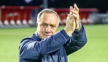 Dick Advocaat vertrekt vlak voor cruciale wedstrijd plots uit kamp van Curaçao
