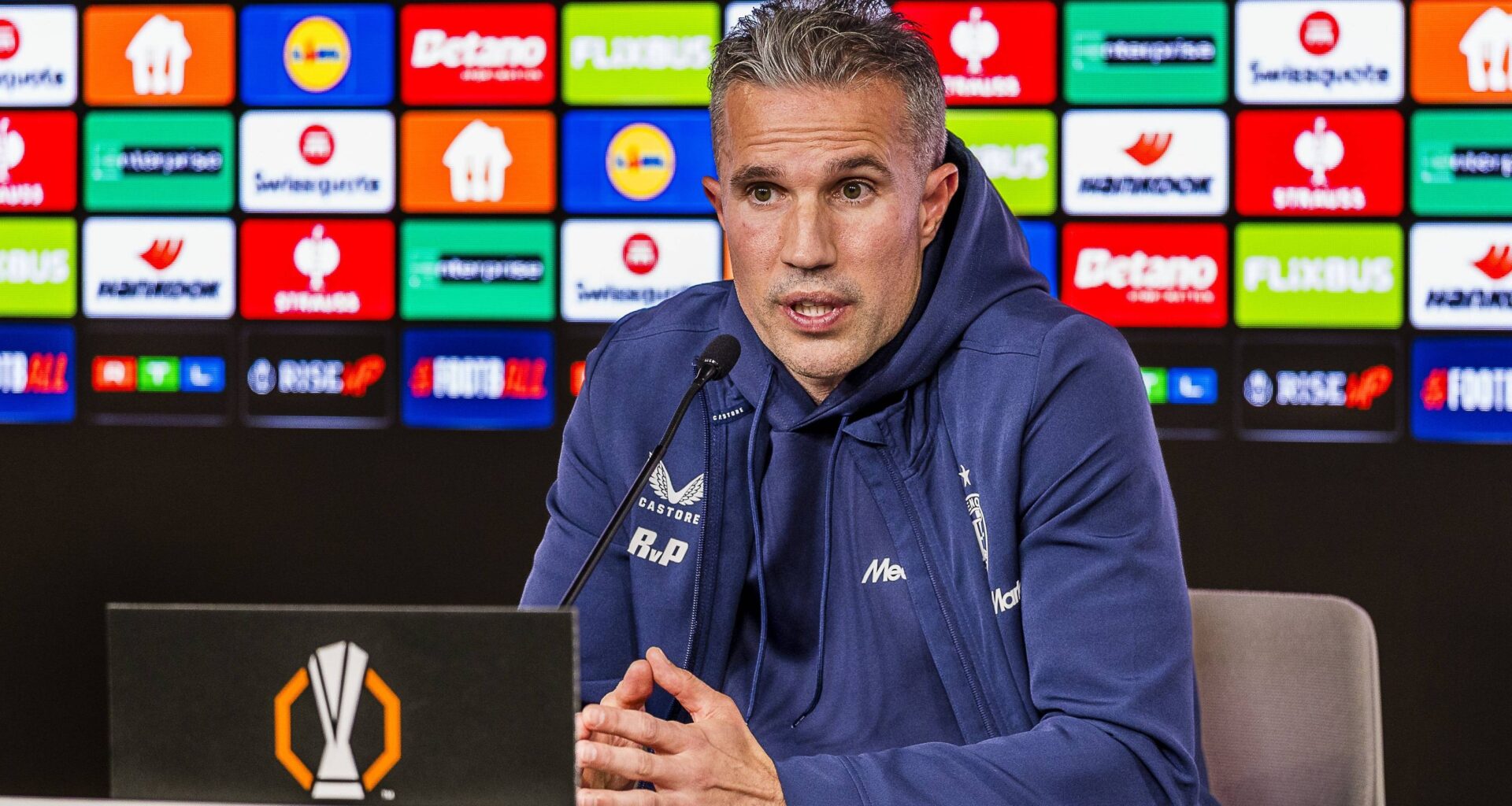 Robin van Persie reageert op kritiek op Anis Hadj Moussa na NEC-duel: 'Daar zouden ze blij mee moeten zijn'