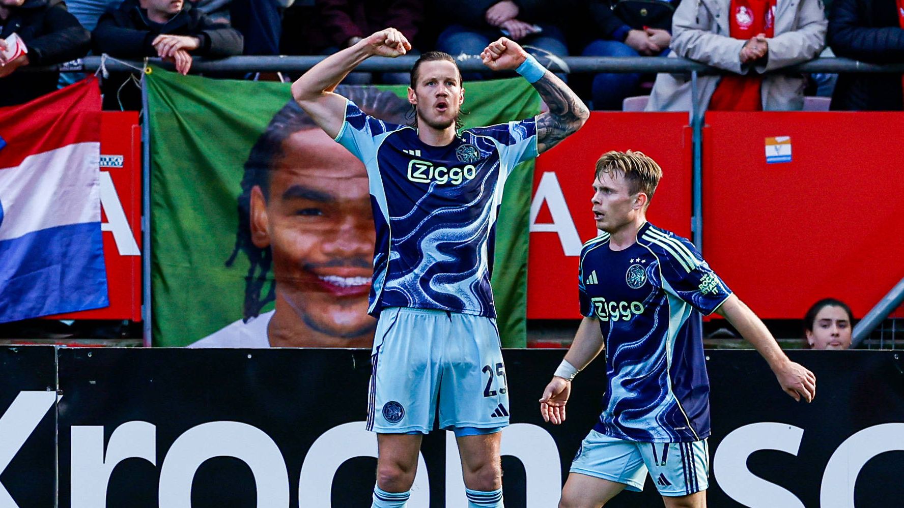 Staflid FC Utrecht provoceert Wout Weghorst met gebaar na afgekeurde goal