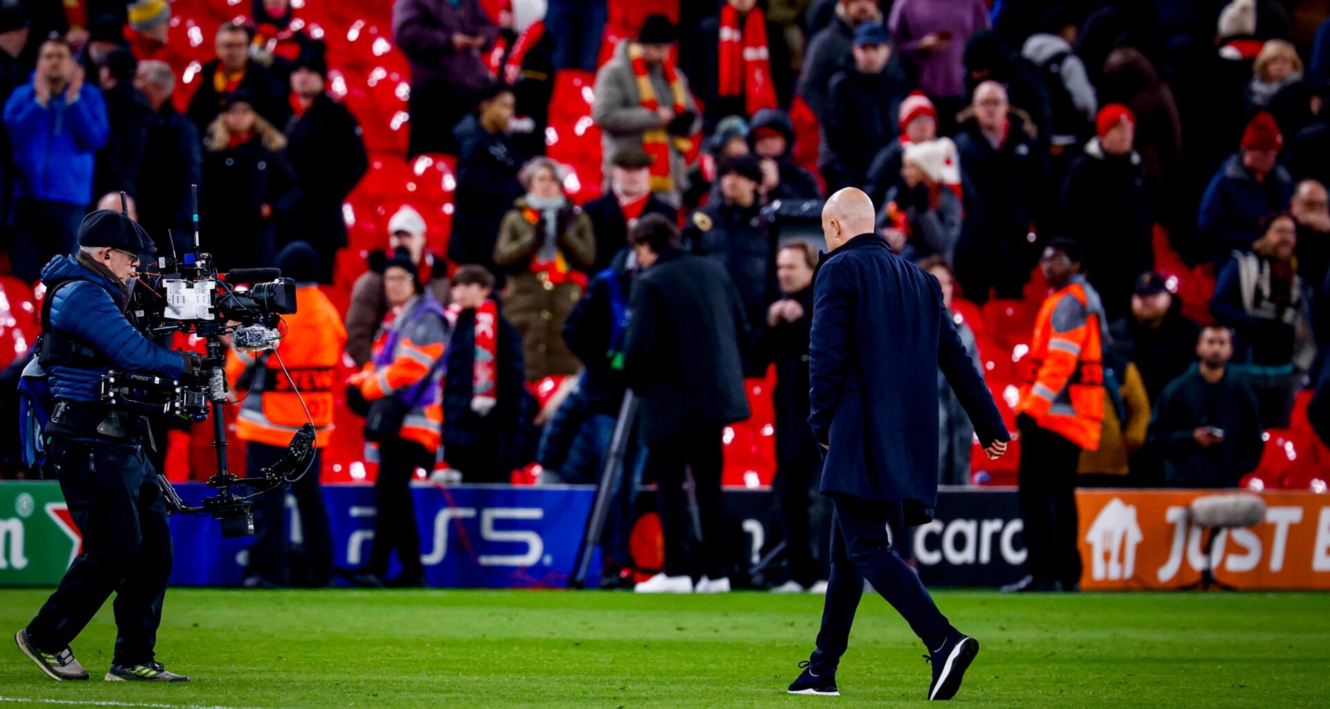 Engelse pers schrijft meteen na 1-4 nederlaag tegen PSV allemaal hetzelfde over Liverpool-coach Arne Slot