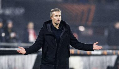 Ontevreden speler Feyenoord loopt kantoor Robin van Persie binnen en vraagt direct om uitleg