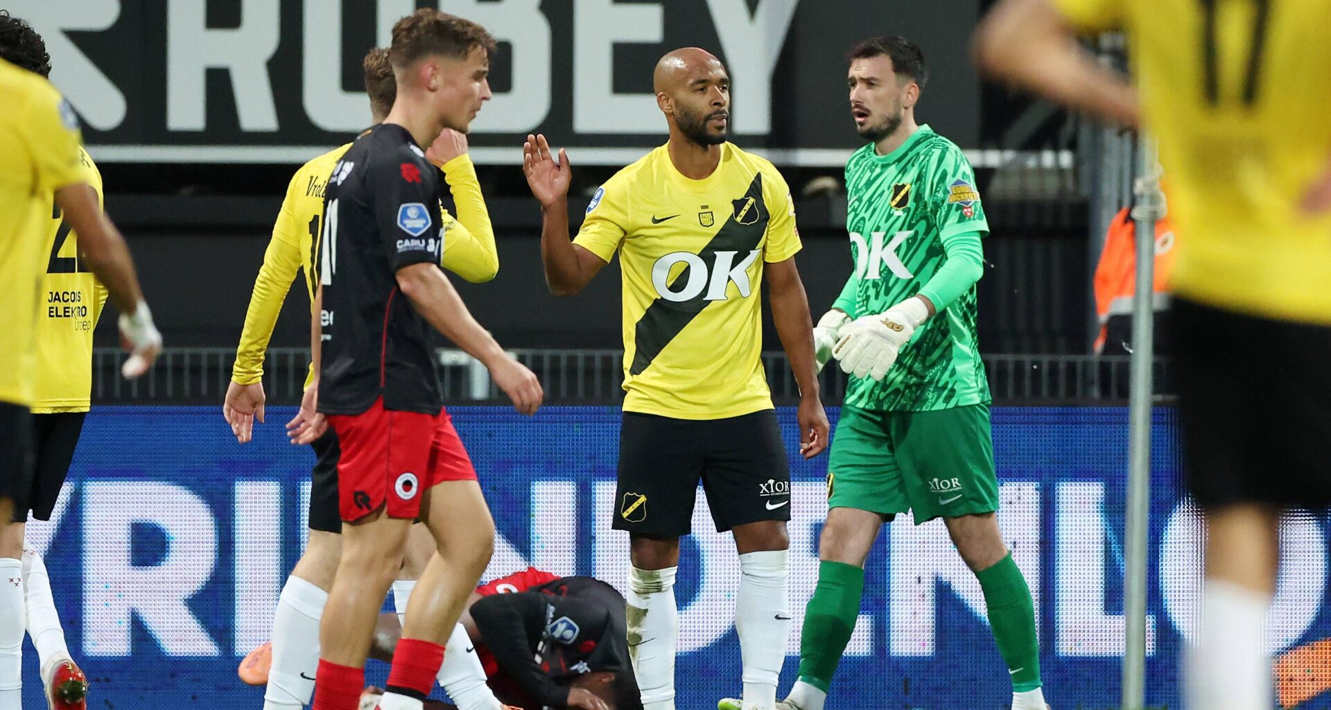 Bizar: oudste debutant aller tijden in Eredivisie wordt direct de grote schlemiel