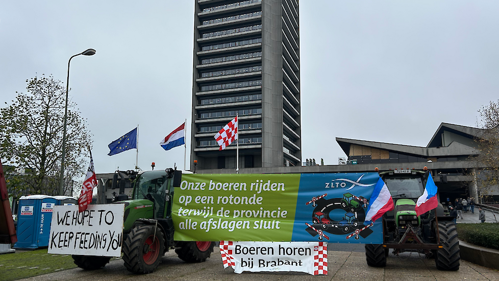 Fotoserie: Boerenprotest in Brabant: 'Brabantse boeren rijden op een rotonde, terwijl alle afslagen worden afgesloten' - Melkvee.nl