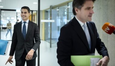 Rob Jetten (D66) en Henri Bontenbal (CDA) tijdens een schorsing van het debat in de Tweede Kamer over de uitslag van de verkiezingen.