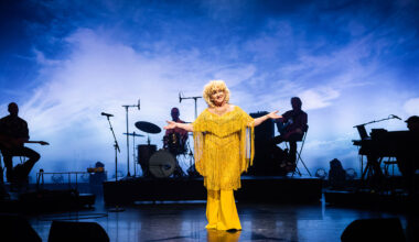 Karin Bloemen staat op het toneel tijdens haar voorstelling Renaissance 2.0.