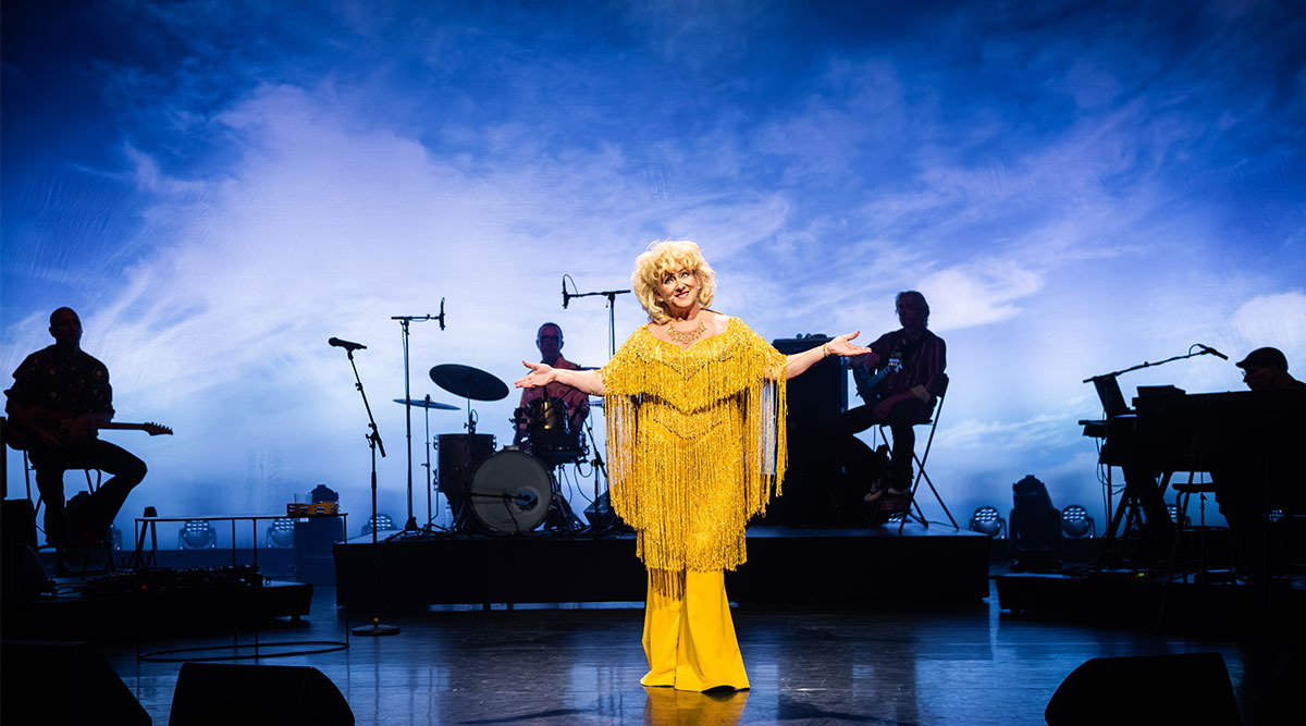 Karin Bloemen staat op het toneel tijdens haar voorstelling Renaissance 2.0.