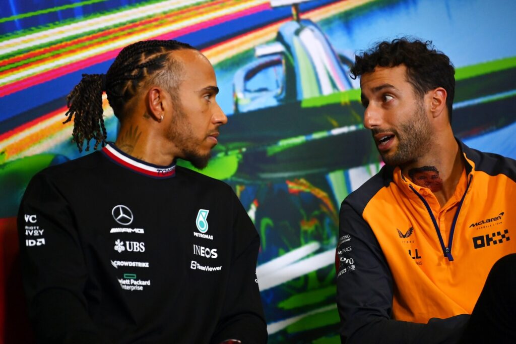 Gerucht uit de F1-paddock: Ferrari geeft Lewis Hamilton de Daniel Ricciardo-behandeling 2 Lewis Hamilton en Daniel Ricciardo