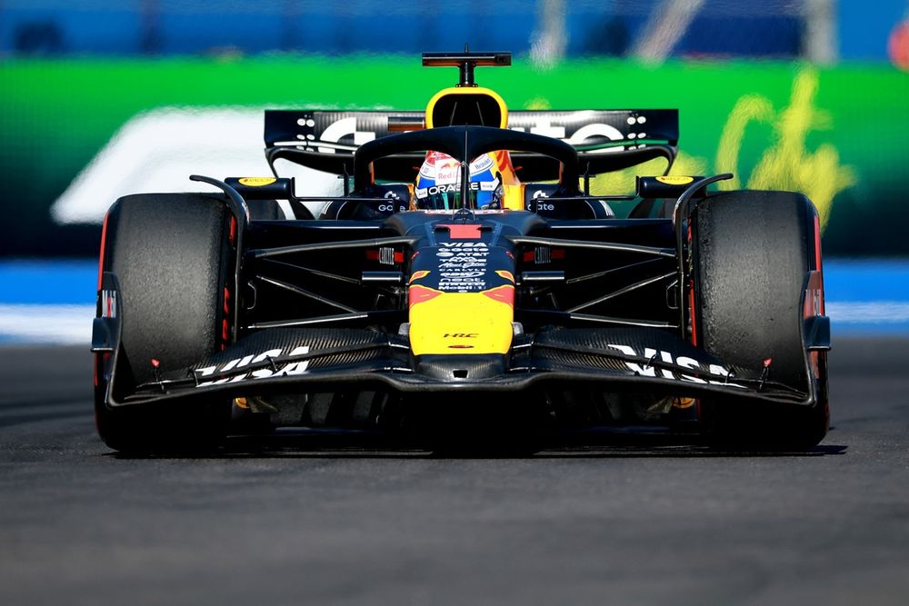 Gaat Max Verstappen dan toch zijn vijfde F1-titel op rij veroveren? Bernie Ecclestone gelooft er wel in.