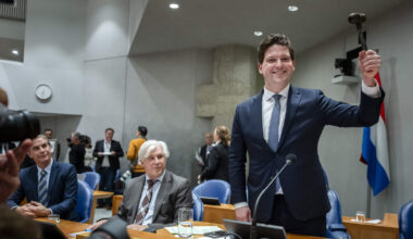 DEN HAAG - Thom van Campen (VVD) is gekozen tot nieuwe kamervoorzitter. De drie kandidaten werden tijdens een debat ondervraagd, waarna de aanwezige kamerleden via briefjes stemden op hun voorkeurskandidaat. ANP REMKO DE WAAL