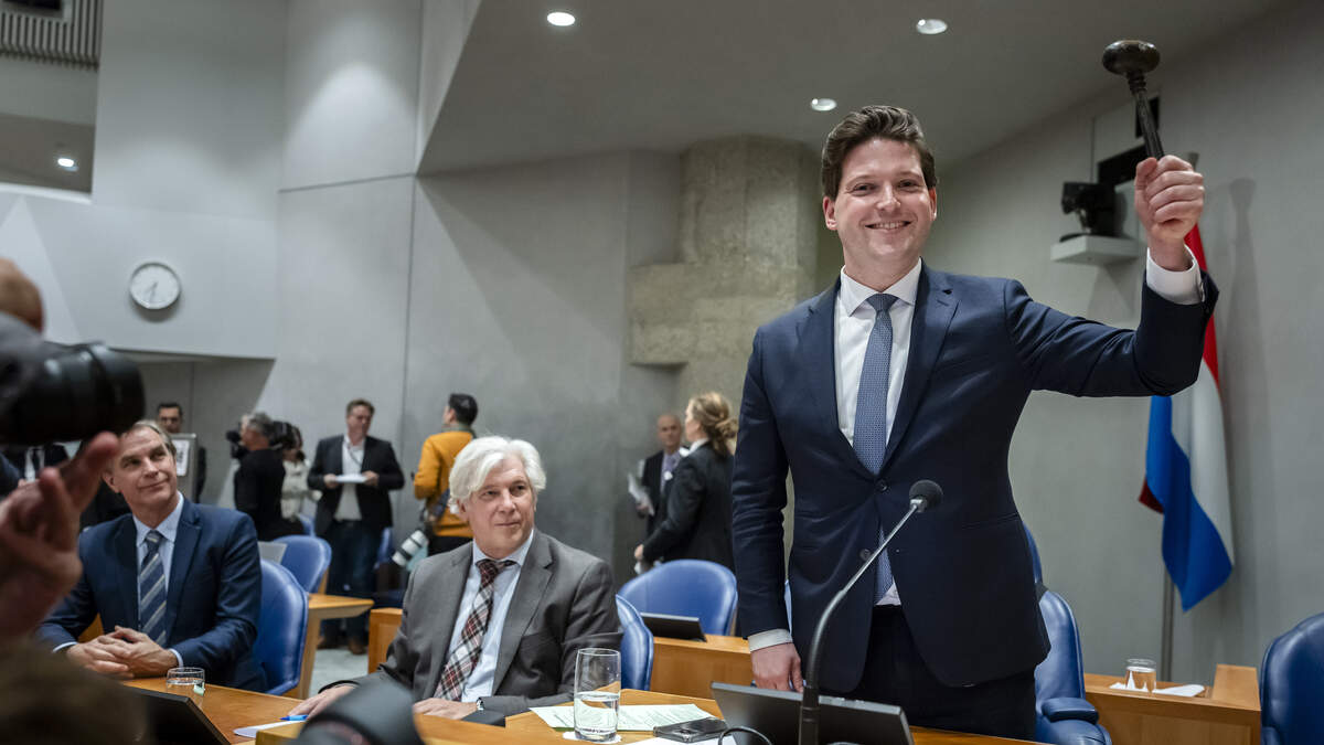 DEN HAAG - Thom van Campen (VVD) is gekozen tot nieuwe kamervoorzitter. De drie kandidaten werden tijdens een debat ondervraagd, waarna de aanwezige kamerleden via briefjes stemden op hun voorkeurskandidaat. ANP REMKO DE WAAL