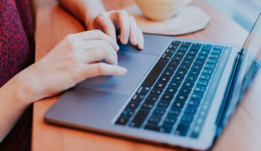 Handen typend boven MacBook