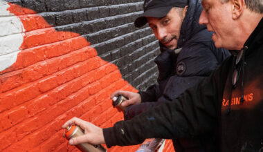 Matthias Schoenaerts en Koen van den Broek maken samen een mural: “Als je dúrft te zeggen dat Dalí geen goede kunstenaar is, dan hebben we ambras”