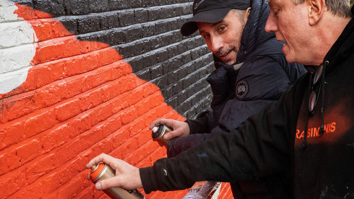 Matthias Schoenaerts en Koen van den Broek maken samen een mural: “Als je dúrft te zeggen dat Dalí geen goede kunstenaar is, dan hebben we ambras”