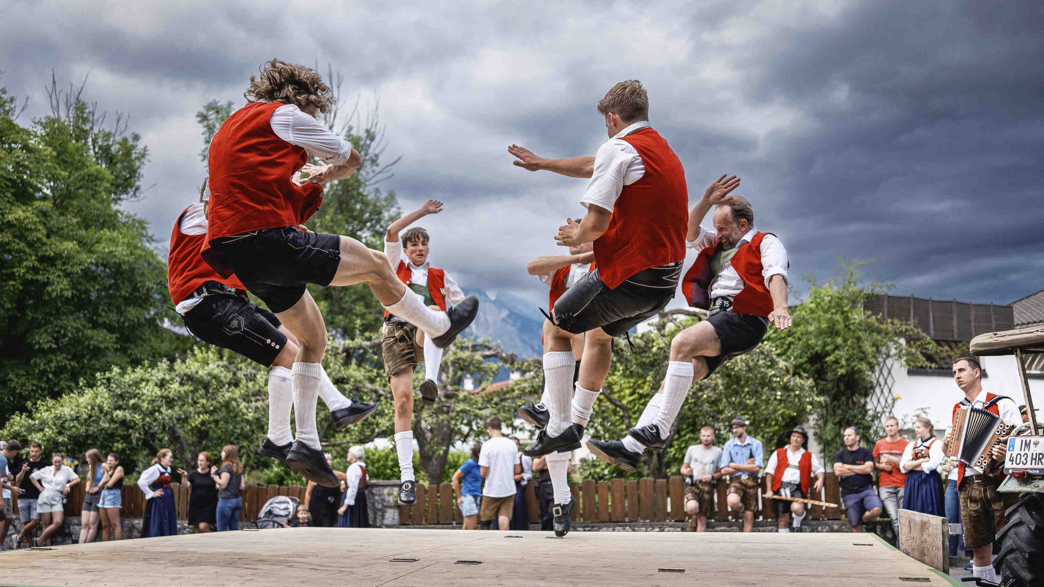 op een straatfestival in het dorp obsteig in tirol wordt de schuhplattler ten beste gegeven. bij deze traditionele duits oostenrijkse dans, die eeuwen teruggaat, slaan de dansers op dijen en schoenzolen.