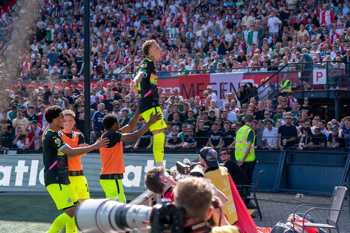 Foto: ‘Ajax knock-out geslagen door Noa Lang’