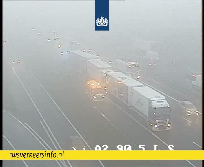 Grote vertraging op A2 bij knooppunt Deil na aanrijding met twee vrachtwagens