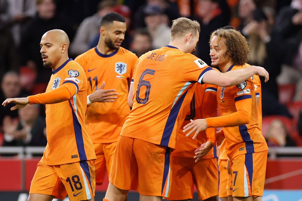 Foto: ‘Koeman gooit ‘clown’ uit Oranje’