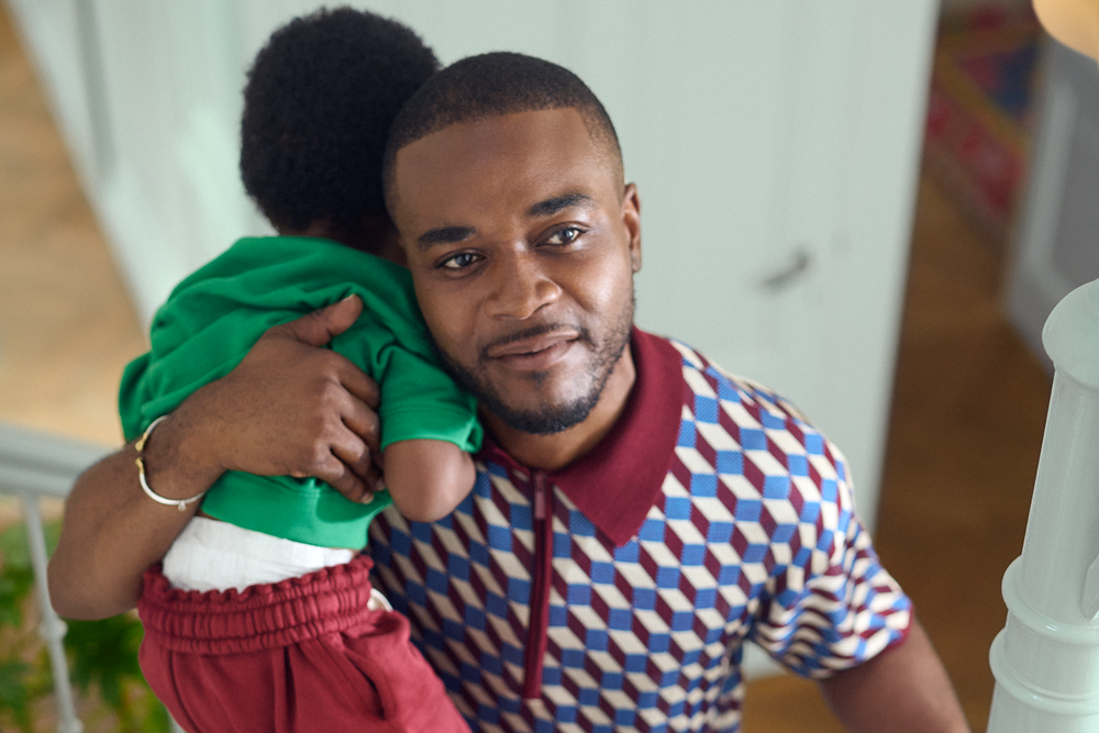 man houdt kind op schouder