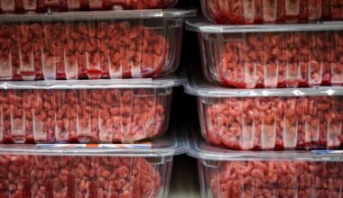 Rundergehakt in verpakking in de supermarkt.