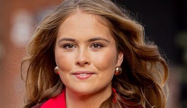 Amalia lijkt sprekend op haar moeder in dezelfde jurk