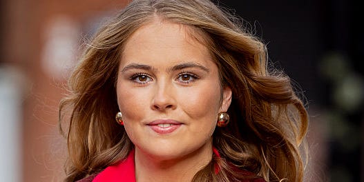 Amalia lijkt sprekend op haar moeder in dezelfde jurk