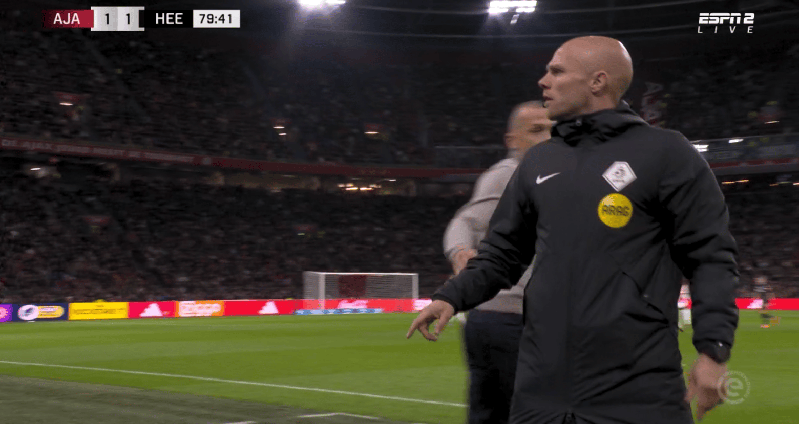 vierde man Kevin Puts is woest en loopt dreigend naar Ajax-bank