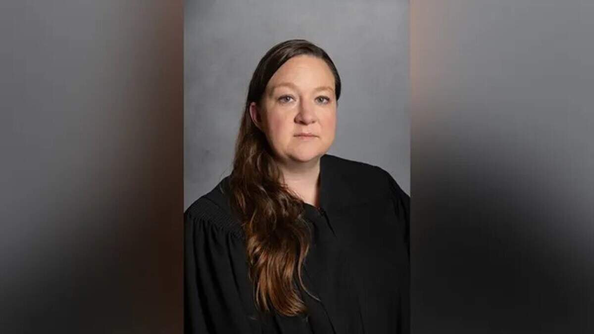 Rechter Kristyne Schaaf-Olson werd betrapt toen ze gehurkt zat te plassen op straat, vlak voor de rechtbank waar ze zelf recht spreekt.