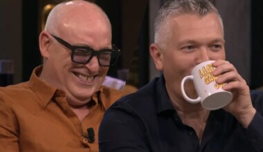 René van der Gijp maakt grap, Wouter de Winther grijpt naar z’n beker: ‘Flauw maar wél leuk!'