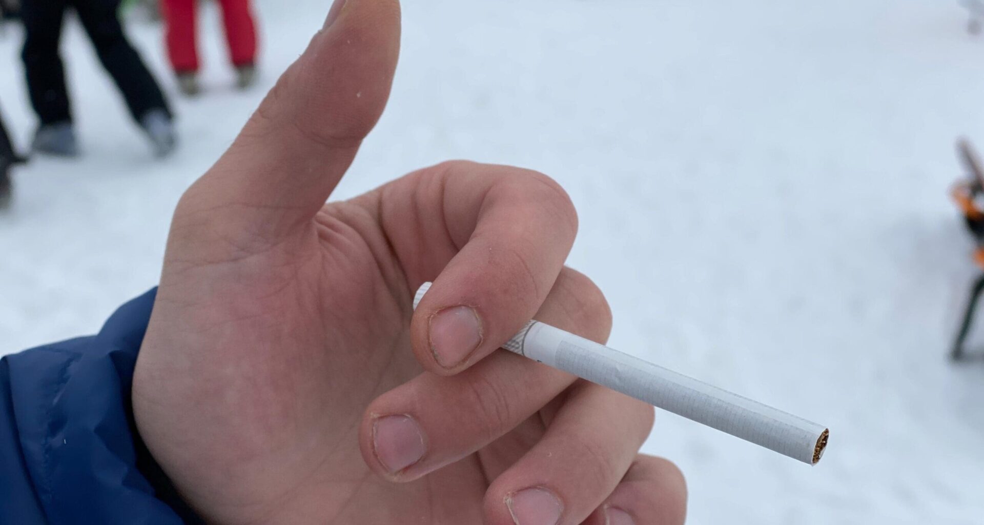 Roken op de piste in Frankrijk definitief verboden: boete bij overtreding