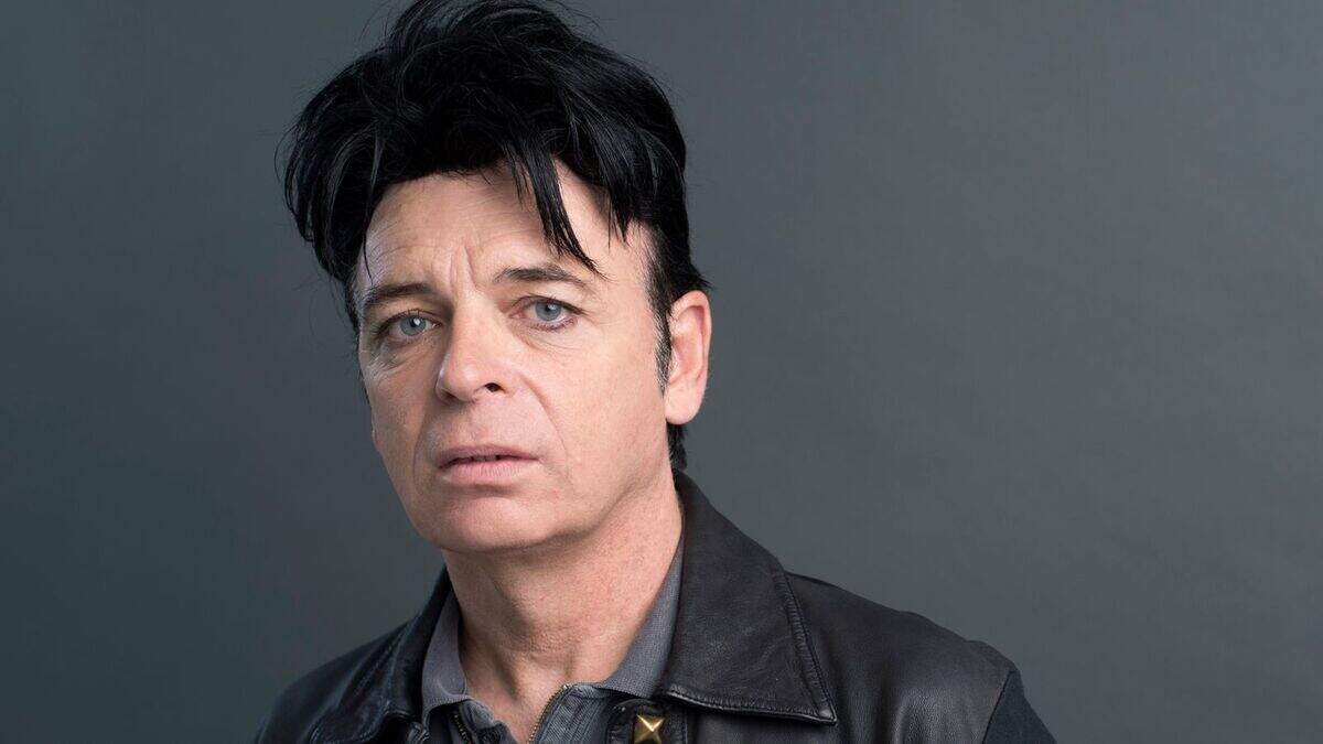 Zanger Gary Numan moet tijdens concert getroost worden door zijn vrouw: “Slechtste nieuws ooit”