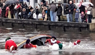 Acht pieten in koude water na zinkende pietenboot: ‘Alleen natte pakken’