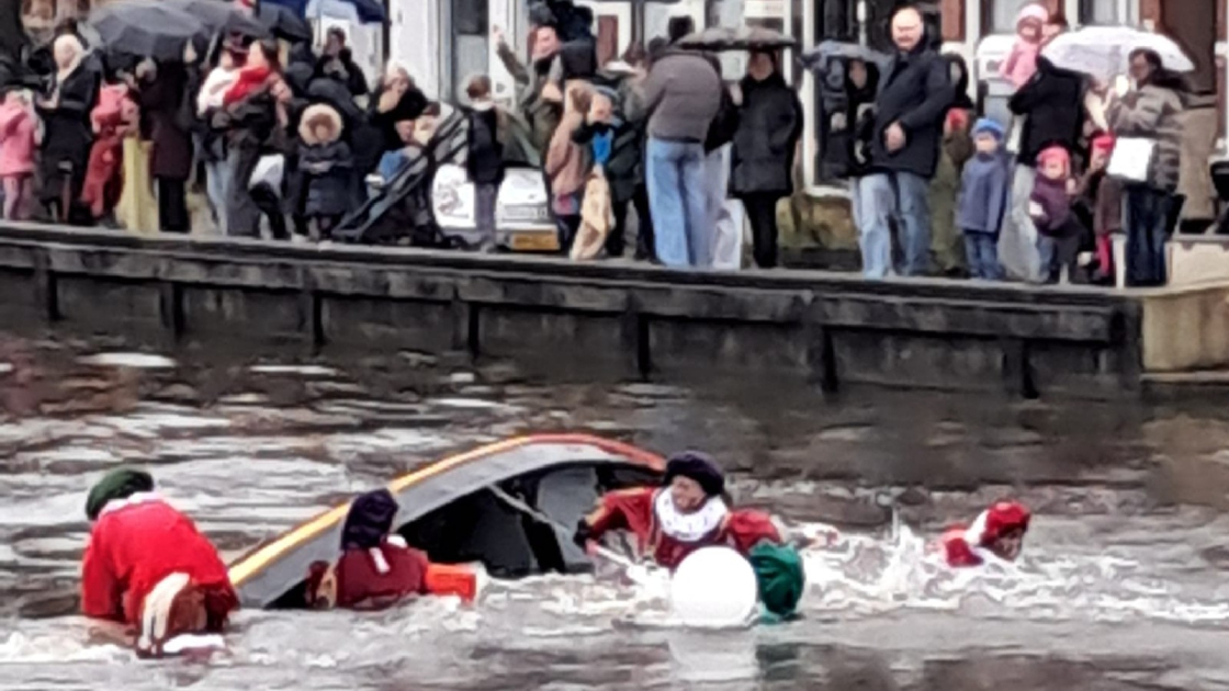 Acht pieten in koude water na zinkende pietenboot: ‘Alleen natte pakken’