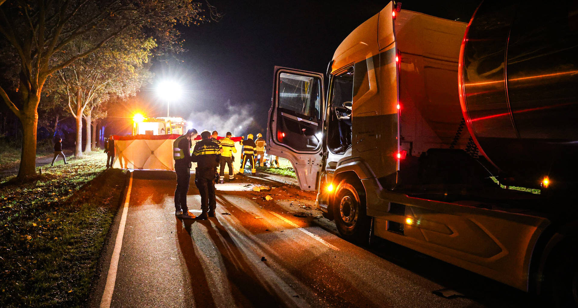Vrouw gewond bij frontale botsing met melkwagen in Surhuisterveen