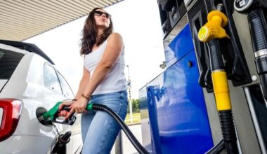 Adviesprijs benzine op record terwijl olieprijs daalt. Hoe zit dat?