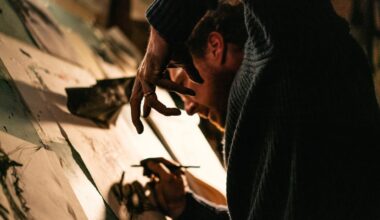 Benedict Cumberbatch verliest zijn grip op de realiteit in de compleet losgeslagen trailer van 'The Thing with Feathers'