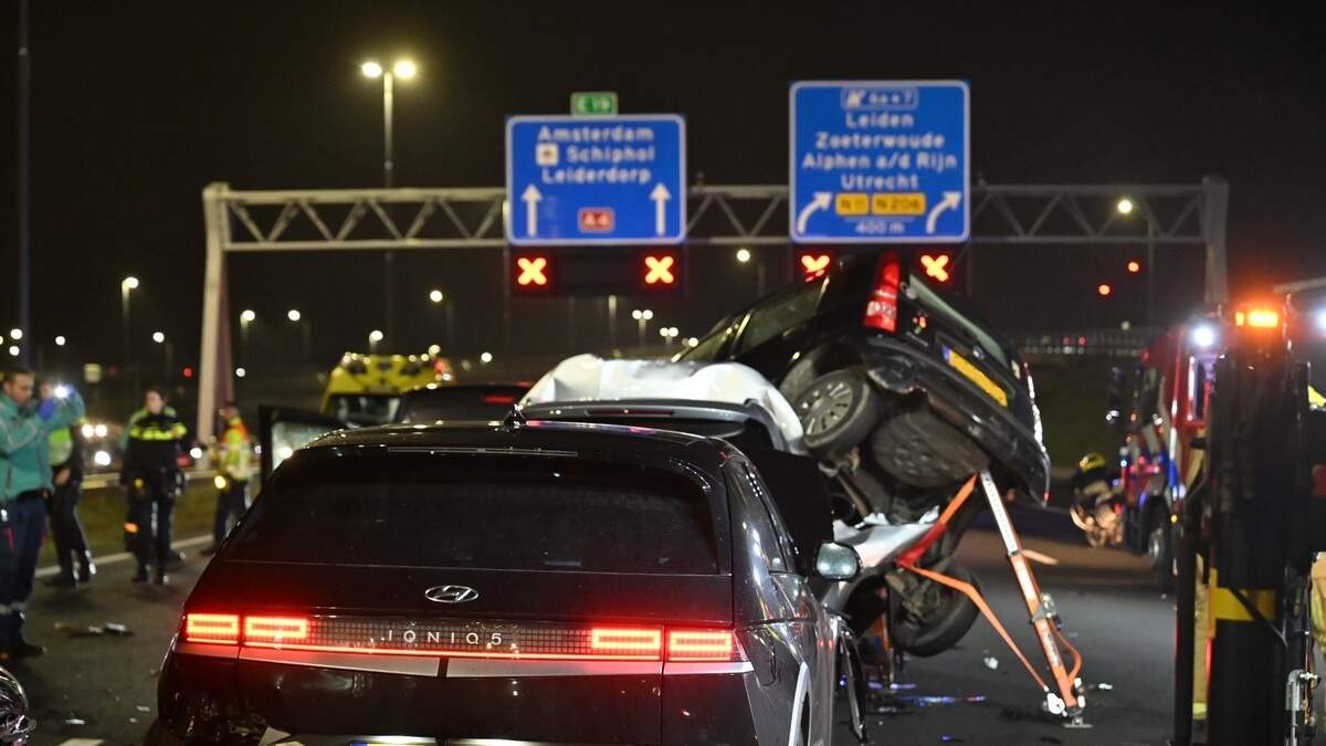 Meerdere gewonden en veel schade bij kettingbotsingen op A4 bij Zoeterwoude, weg weer open [update]