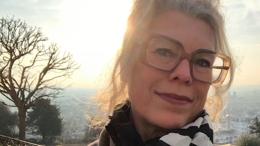 We zijn 'bizar afhankelijk van onze telefoon', beseft Jacqueline, nu die van haar op reis gejat is