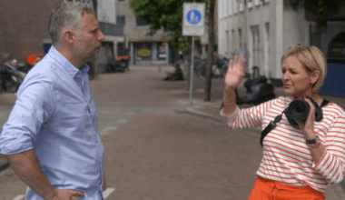 Dat Caroline Tensen zo kalm blijft, is een wonder, terwijl stoorzender Tijl haar van haar werk houdt.