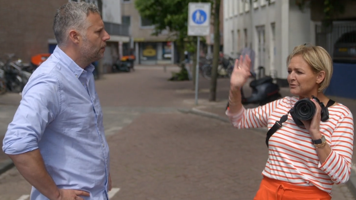 Dat Caroline Tensen zo kalm blijft, is een wonder, terwijl stoorzender Tijl haar van haar werk houdt.
